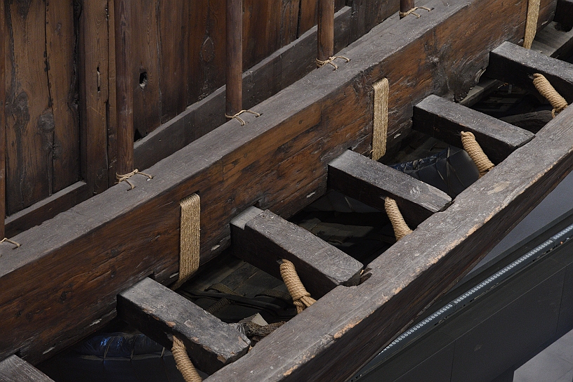 37 MAK_7229.jpg - Il dettaglio mostra l'uso esclusivo di legature in corda per unire le assi di legno, senza l'impiego di chiodi metallici.